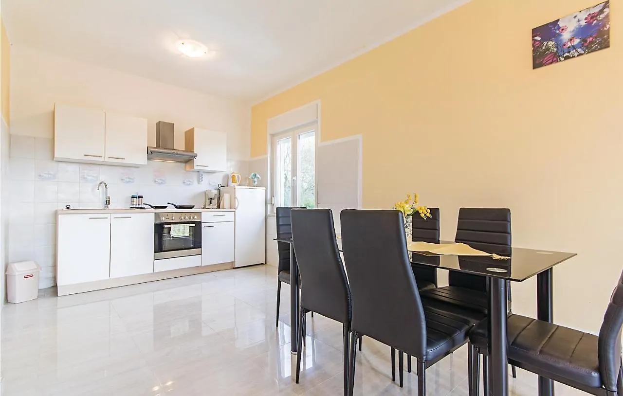 2 Bedroom Amazing Apartment In Барбан