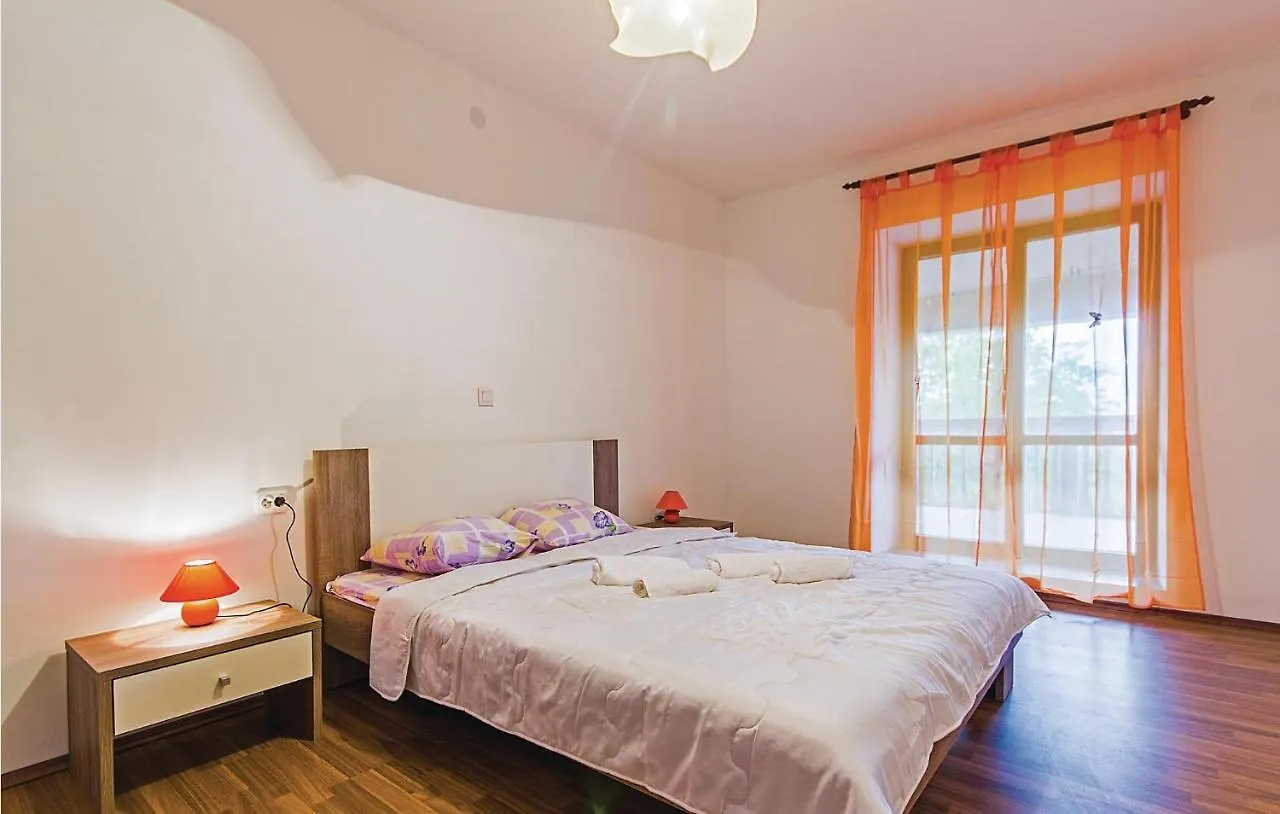 2 Bedroom Amazing Apartment In Барбан