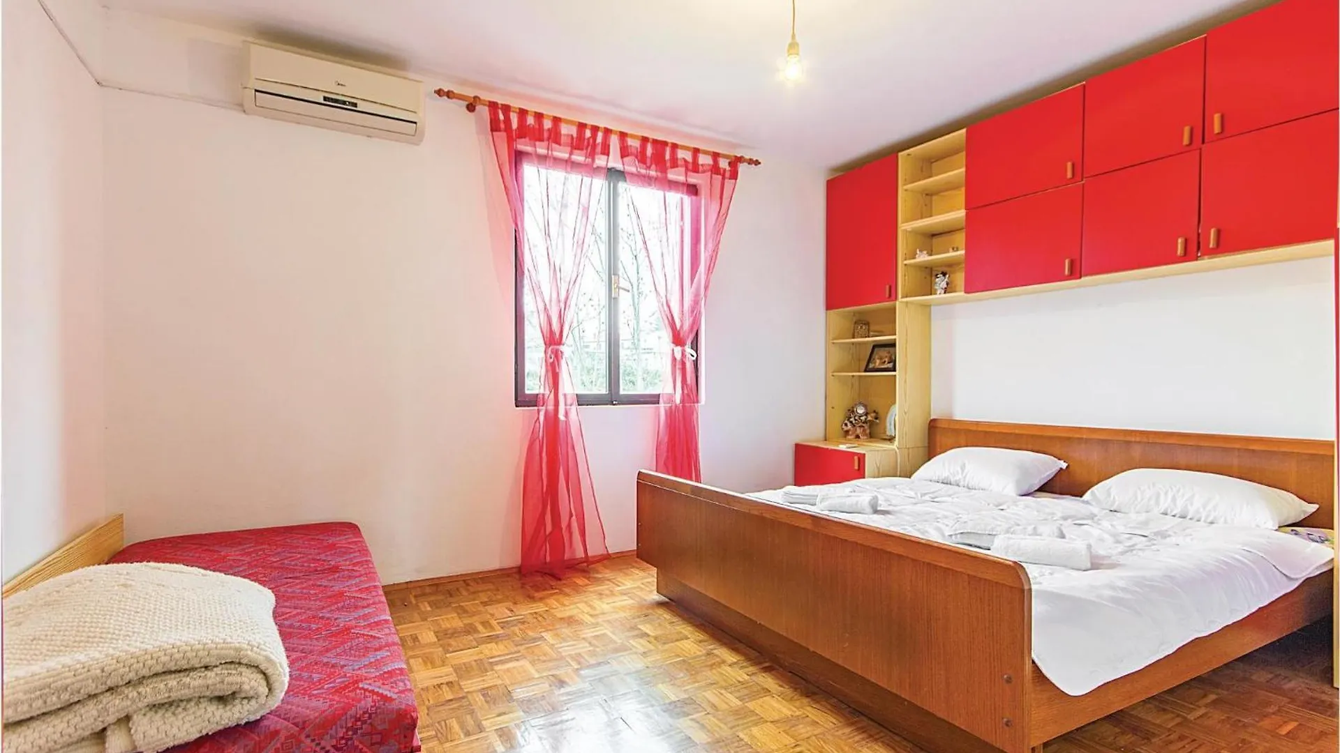 2 Bedroom Amazing Apartment In Барбан